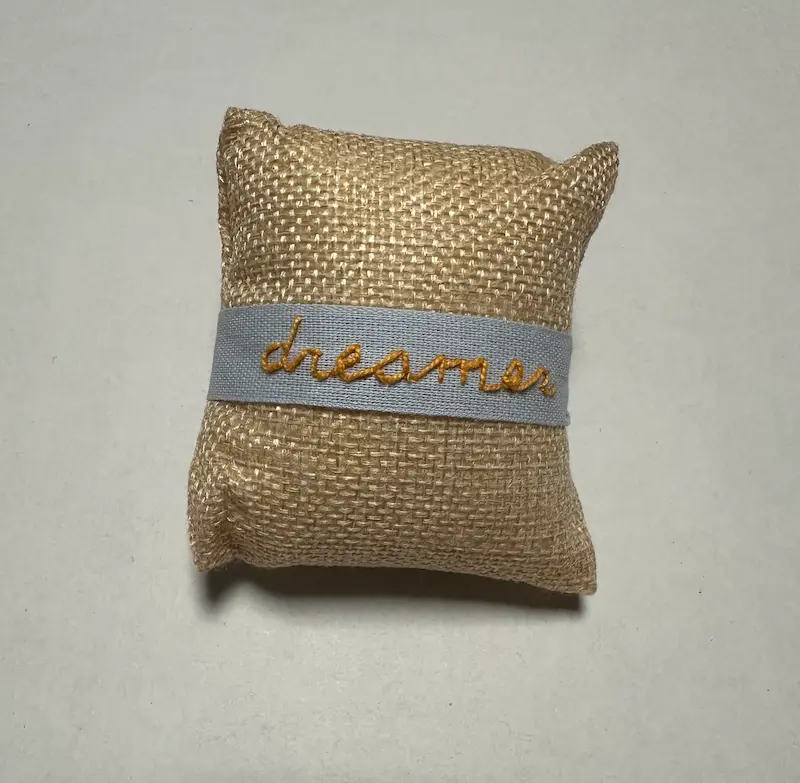 braccialetto in fettuccia di cotone ricamato a mano scritta dreamer