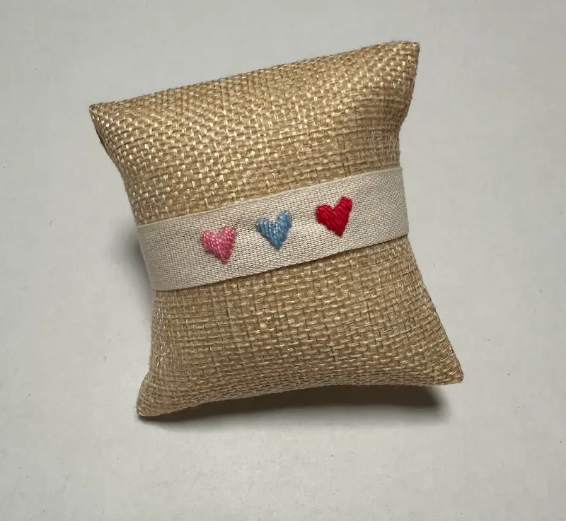 braccialetto 1in fettuccia di cotone con disegno ricamata a mano “tre cuori"