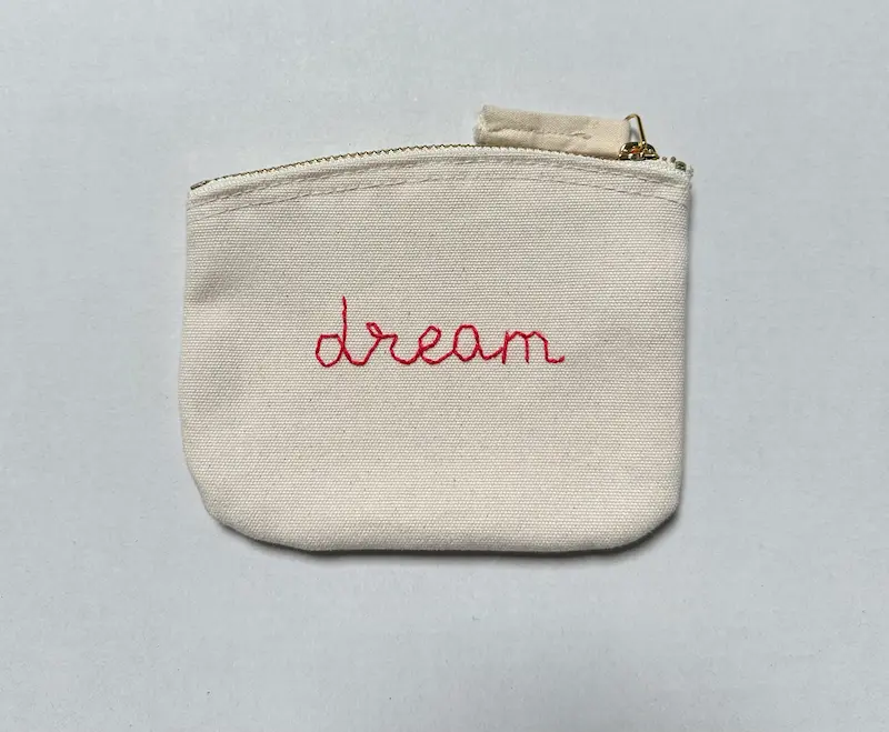 pochette 100% cotone organico con scritta ricamata a mano “dream"
