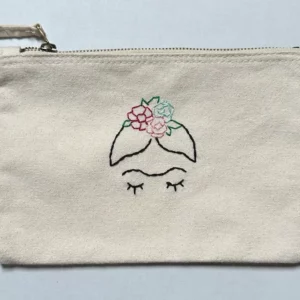 pochette 100% cotone organico con disegno ricamato a mano “Frida"