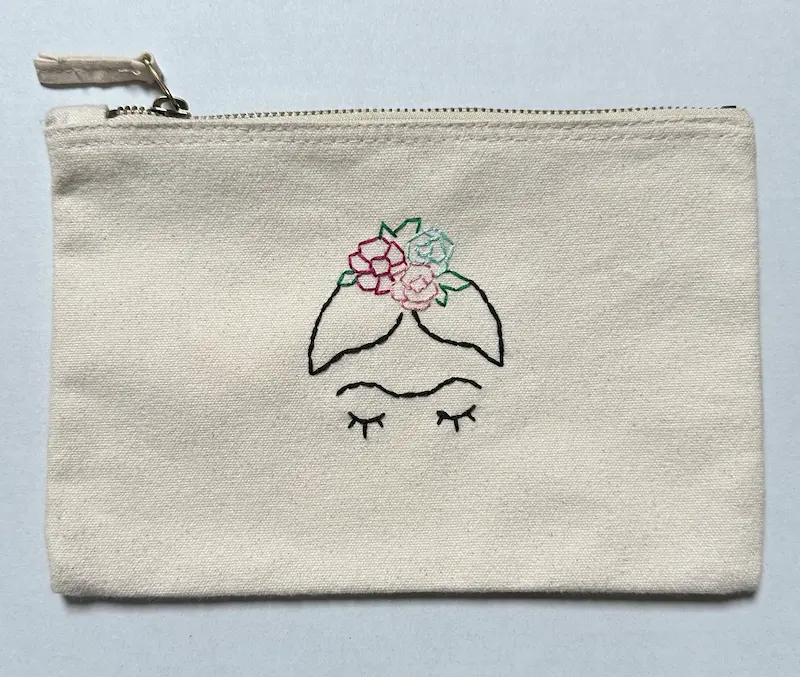 pochette 100% cotone organico con disegno ricamato a mano “Frida"