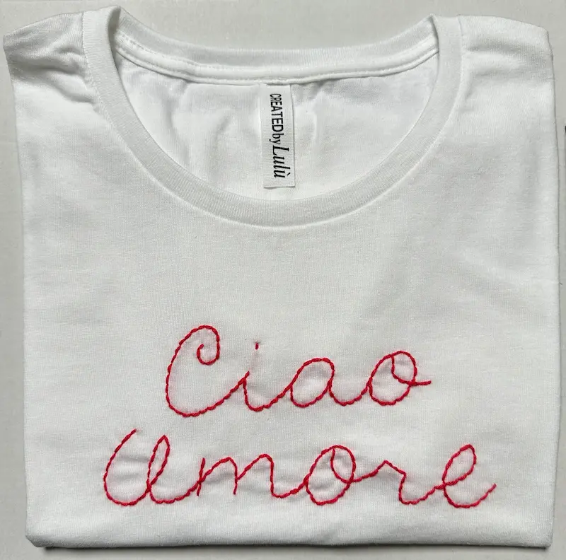 T-shirt bianca 100% cotone con scritta ricamata a mano "ciao amore"