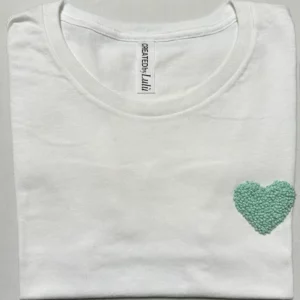 T-shirt bianca 100% cotone con scritta ricamata a mano “cuore"