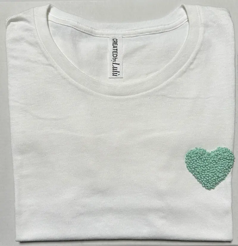 T-shirt bianca 100% cotone con scritta ricamata a mano “cuore"