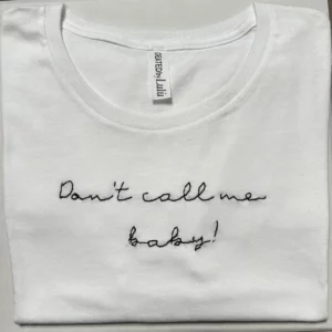 T-shirt bianca 100% cotone con scritta ricamata a mano “don't call me baby"
