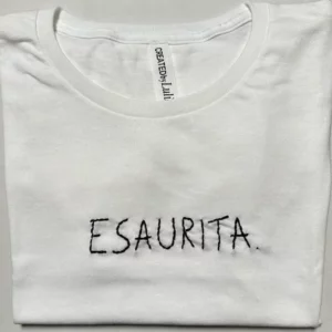 T-shirt bianca 100% cotone con scritta ricamata a mano "esaurita"
