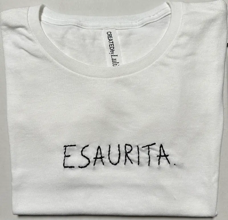 T-shirt bianca 100% cotone con scritta ricamata a mano "esaurita"