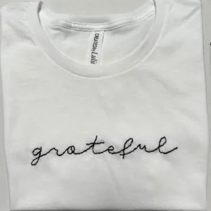 T-shirt bianca 100% cotone con scritta ricamata a mano “grateful"
