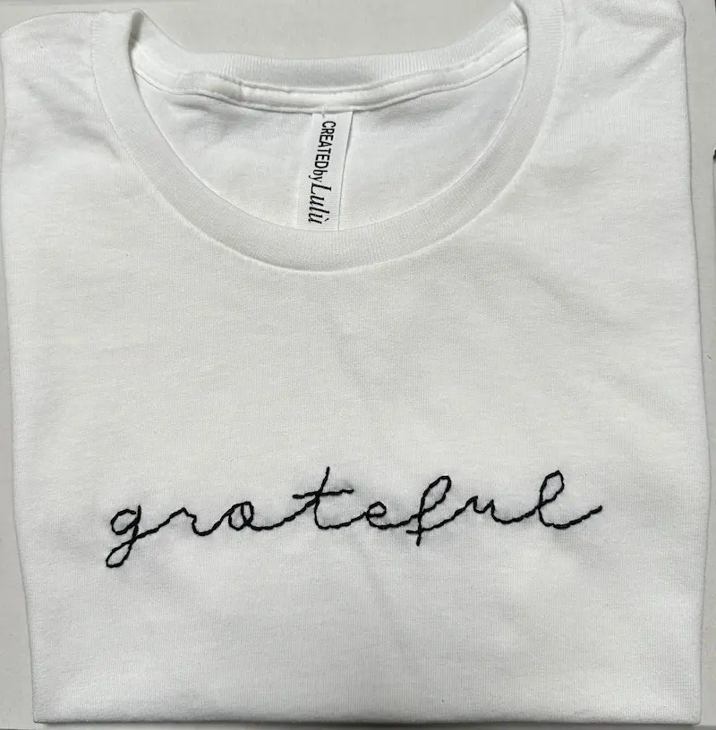 T-shirt bianca 100% cotone con scritta ricamata a mano “grateful"