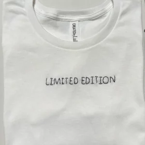 T-shirt bianca 100% cotone con scritta ricamata a mano “Limited Edition"