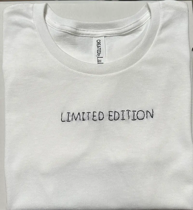 T-shirt bianca 100% cotone con scritta ricamata a mano “Limited Edition"
