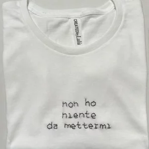 T-shirt bianca 100% cotone con scritta ricamata a mano “non ho niente da mettermi"