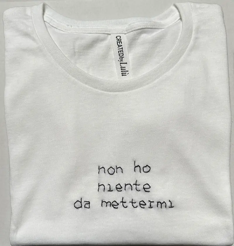 T-shirt bianca 100% cotone con scritta ricamata a mano “non ho niente da mettermi"