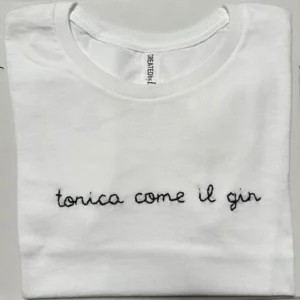 T-shirt bianca 100% cotone con scritta ricamata a mano “tonica come il gin"