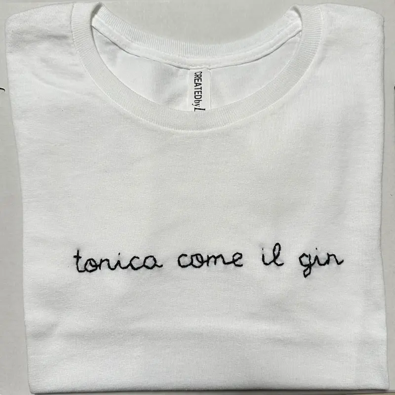 T-shirt bianca 100% cotone con scritta ricamata a mano “tonica come il gin"